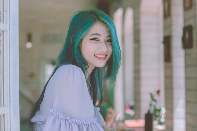 dívka se zelenými vlasy