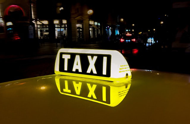 Rozsvietený nápis taxi na aute.jpg